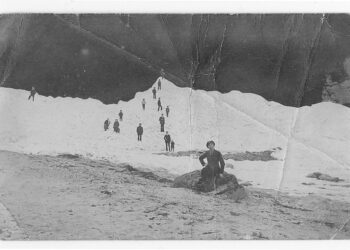 „Jääkrunnid“ Aksi Metsaotsa rannas 1919. aastal, 31 jalga üle merepinna. August Luusmanni foto.